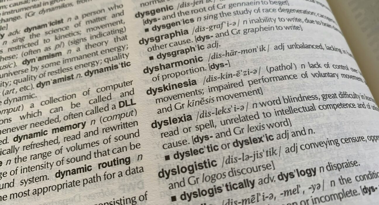 découvrez tout ce qu'il faut savoir sur la dyslexie, ses symptômes, ses causes et les différentes méthodes de prise en charge.