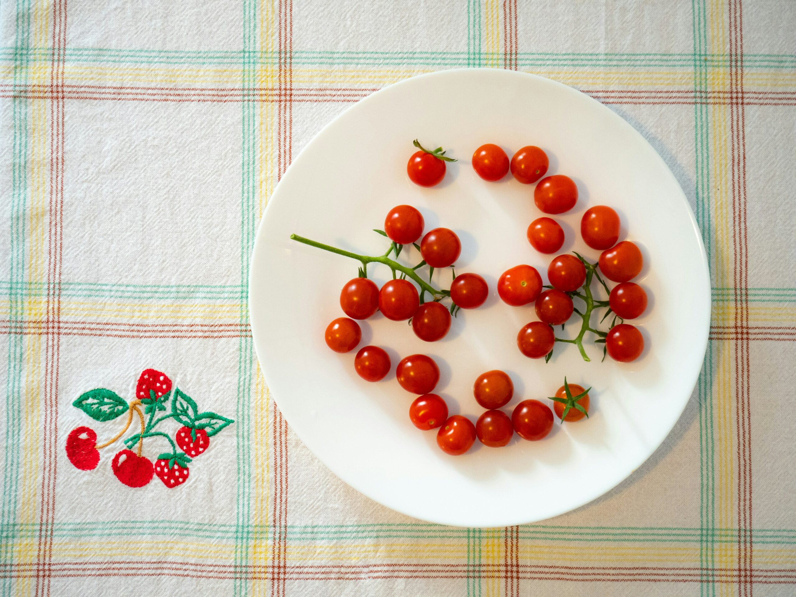 découvrez notre sélection de délicieuses tomates cerises, idéales pour agrémenter vos salades, plats et apéritifs.