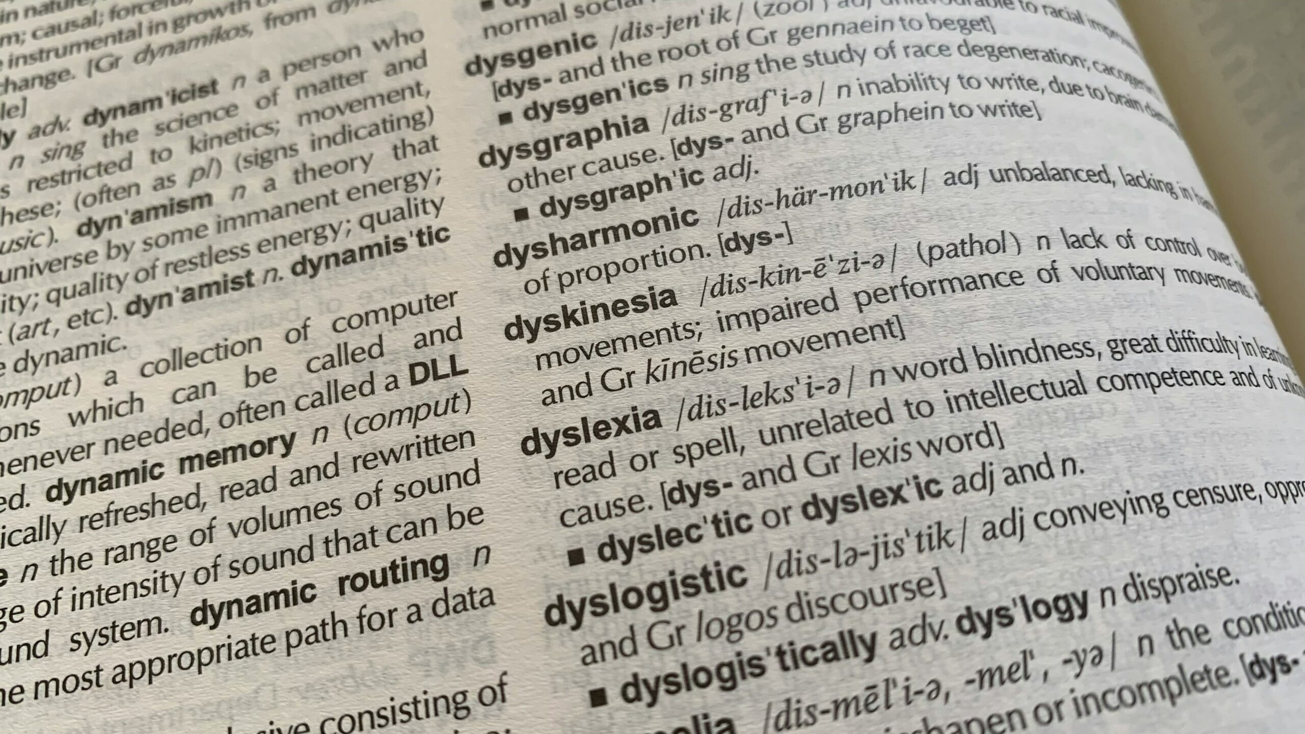 la dyslexie est un trouble de l'apprentissage de la lecture qui se caractérise par des difficultés à reconnaître les mots et à les associer aux sons correspondants.